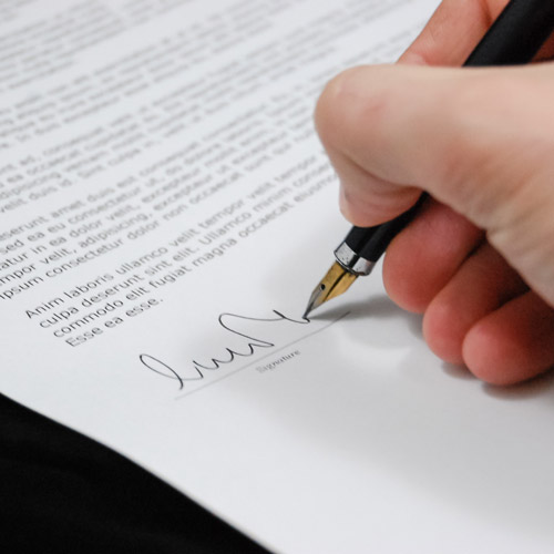 a person sign a contract at Noori Law boutique family law firm In Etobicoke with the best and trusted lawyers in Ontario